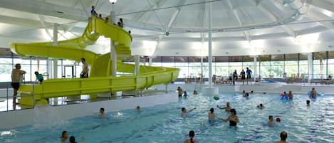 Piscina coperta, lettini