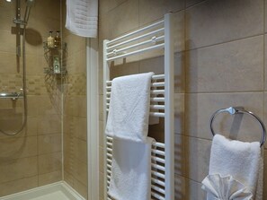 Suite Classique, salle de bains attenante, vue jardin | Salle de bain