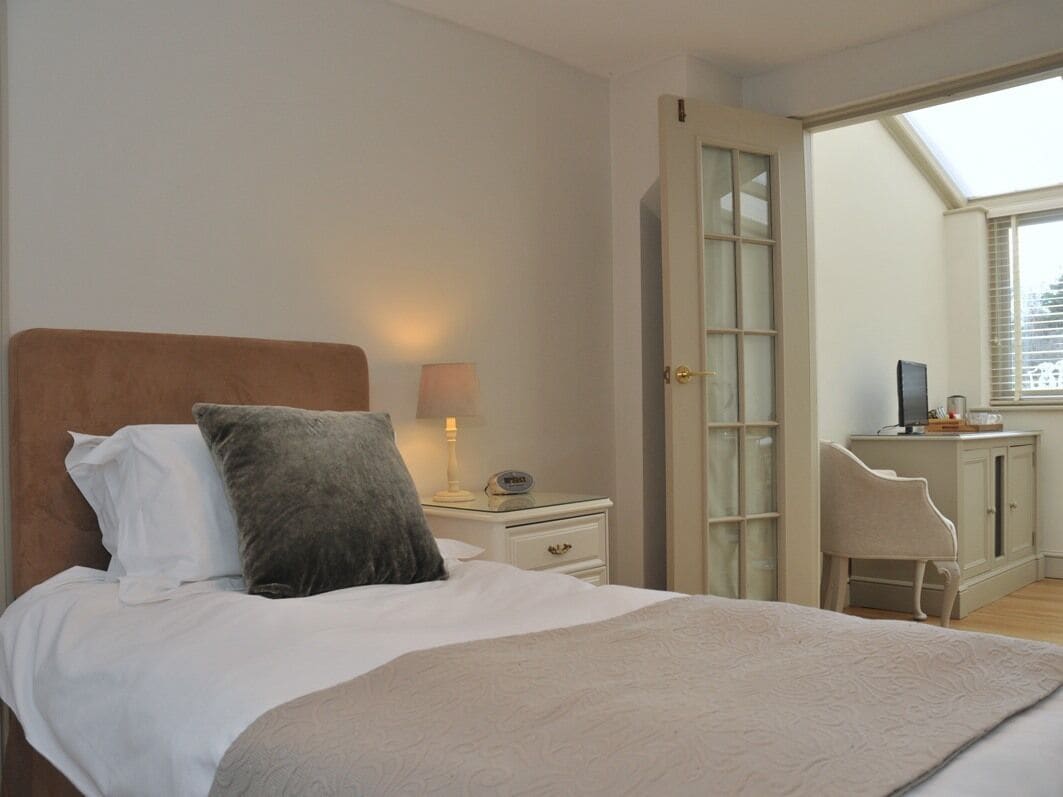 Suite clásica, baño privado, vistas al jardín