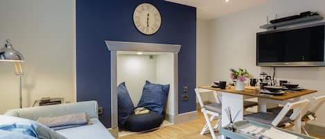 Luxury Apartment, Hot Tub, Garden View (Stopover Albany Garden) | Lounge