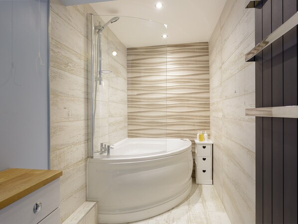 Luxury Apartment, Hot Tub, Garden View (Stopover Albany Garden) | Bathroom