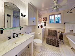Combined shower/bathtub, hair dryer, towels - Walk to Beach & Pleasure Pier - Lush Outdoor Entertaining (Galveston)