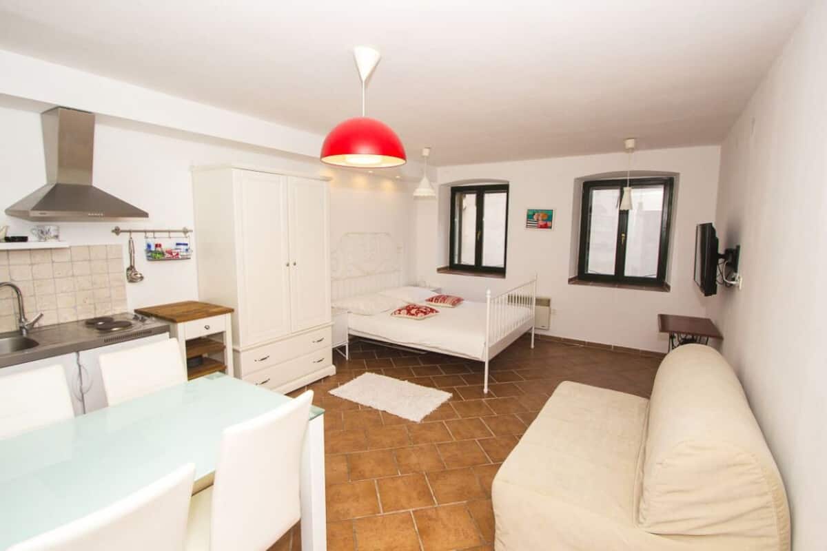 Monolocale City, 1 letto queen con divano letto | Con stile personalizzato, con arredamento individuale, una scrivania