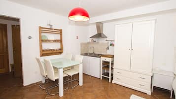 City Studio, 1 Queen Bed with Sofa bed | Private kitchenette | Fridge, stovetop, coffee/tea maker, electric kettle