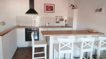 Duplex urbano, 1 quarto, sacada | Cozinha privada | Geladeira, cooktop, cafeteira/chaleira, chaleira elétrica