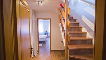 Duplex urbano, 1 quarto, sacada | Individualmente decorados, individualmente mobiliados, escrivaninha