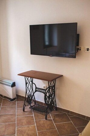 City Studio, 1 Queen Bed with Sofa bed | Individually decorated, individually furnished, desk, iron/ironing board