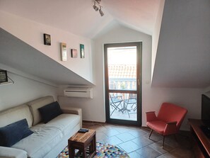 City-Maisonette, 1 Schlafzimmer, Balkon | Wohnbereich | Flachbildfernseher