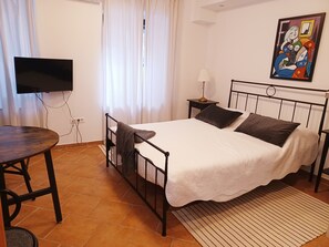 城市开间, 1 张大床 | 特色装修、特色家居、办公桌、熨斗/熨板