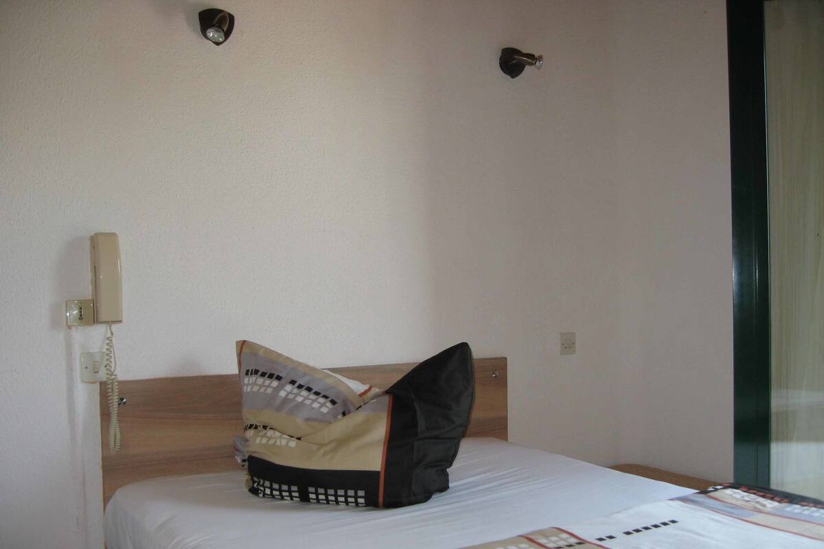 Habitació individual bàsica | Escriptori, planxa i posts de planxar, wifi gratuïta i roba de llit
