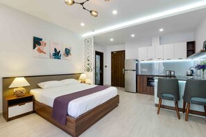 高級開放式客房 | 迷你吧、房內夾萬、書桌、遮光窗簾/窗簾