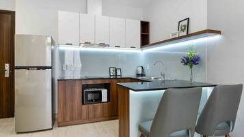 Apartment, 1 Bedroom | Private kitchenette | Full-size fridge, microwave, stovetop, electric kettle