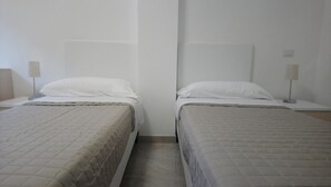 Meja kerja, tempat tidur lipat/tambahan, Wi-Fi gratis, dan seprai linen