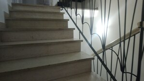 Una escalera con barandilla y pasamanos de metal.