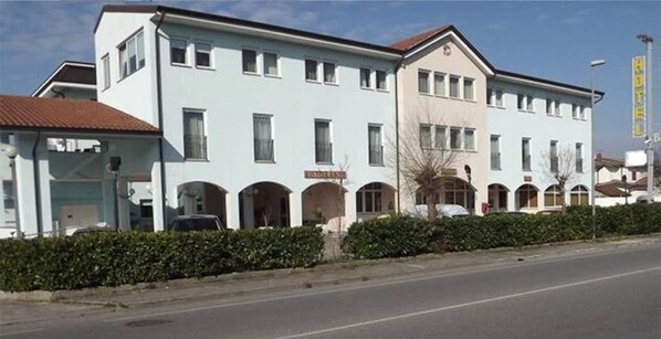 Front of property - RistHotel Airport (Fogliano Redipuglia)