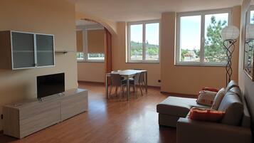 Deluxe Suite | Minibar, free WiFi, bed sheets, wheelchair access