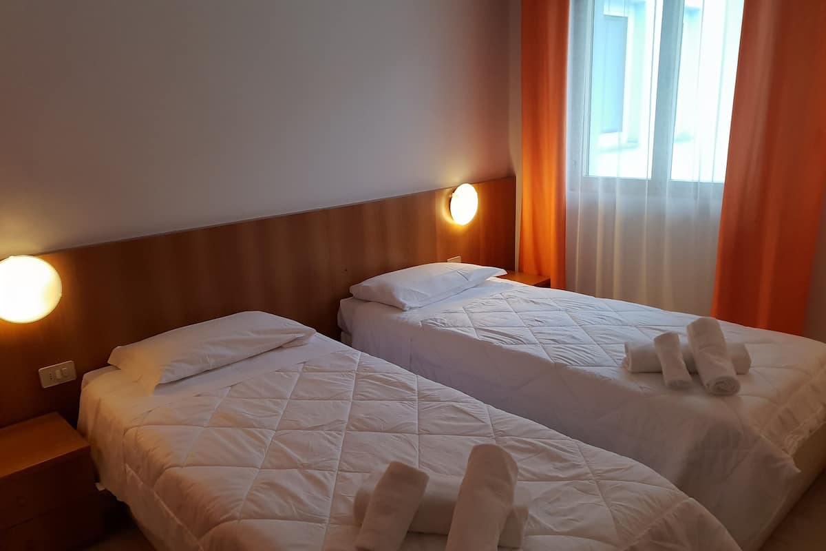 Twin Room | Minibar, free WiFi, bed sheets, wheelchair access