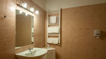 Shower, free toiletries, hair dryer, bidet