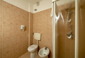 Shower, free toiletries, hair dryer, bidet - RistHotel Airport (Fogliano Redipuglia)