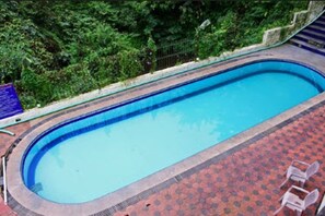 Una piscina al aire libre, cabañas de piscina gratuitas