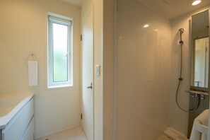 Separate tub and shower, deep soaking tub, free toiletries, hair dryer - North Star Hirafu (Kutchan)