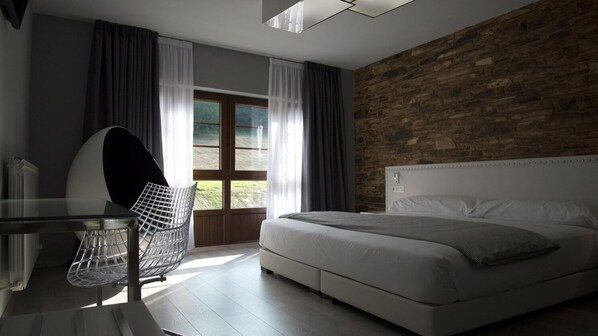 Habitación Deluxe, 1 cama King size (Xanela) | Escritorio, cortinas blackout y wifi gratis 