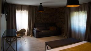 Habitación Deluxe (Dourada) | Escritorio, cortinas blackout y wifi gratis 