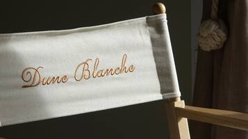 A chair with a headrest labeled "Dune Blanche" and a patterned cushion.