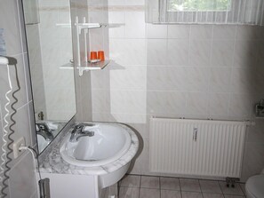 Standard Double or Twin Room, Ensuite, Courtyard View | Bathroom