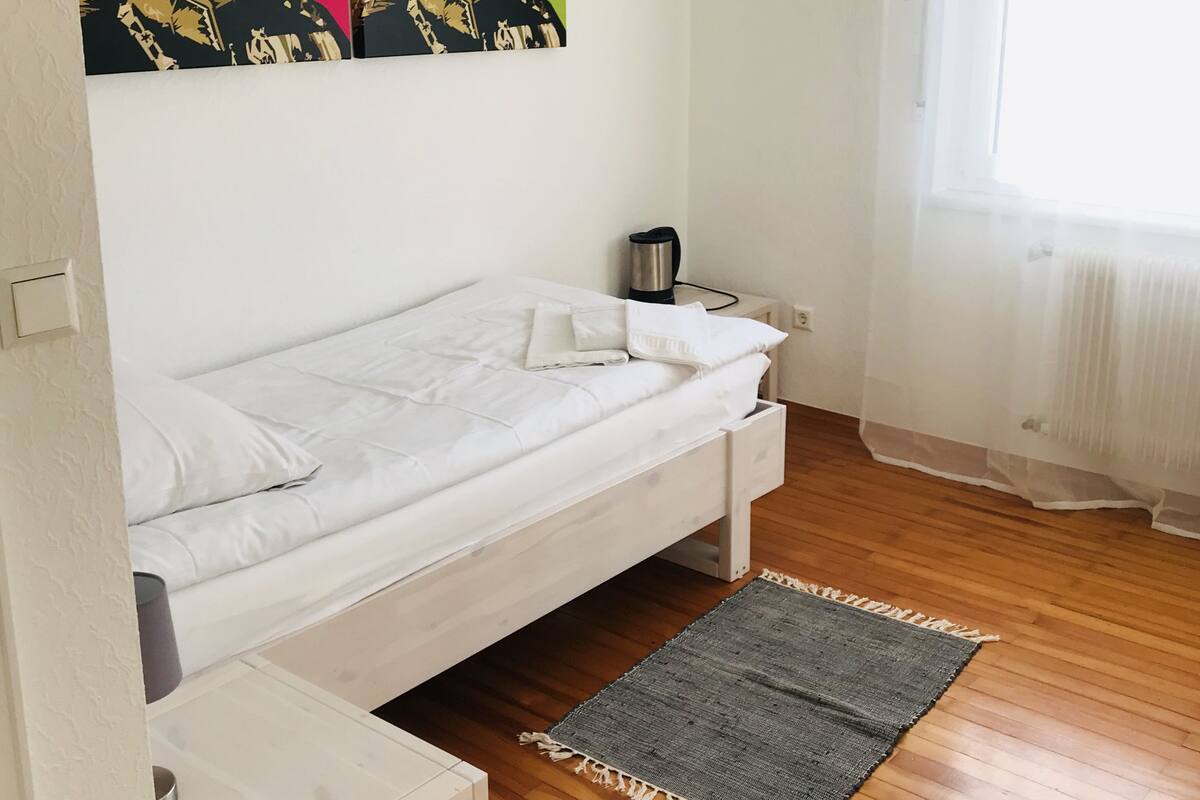 Chambre Simple, salle de bains commune