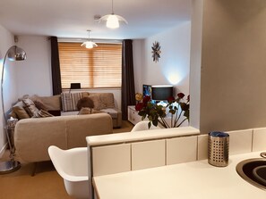 2 bedrooms, hypo-allergenic bedding, individually decorated - 2 Bedroom Luxe Dockland Apartment with Parking (Liverpool)