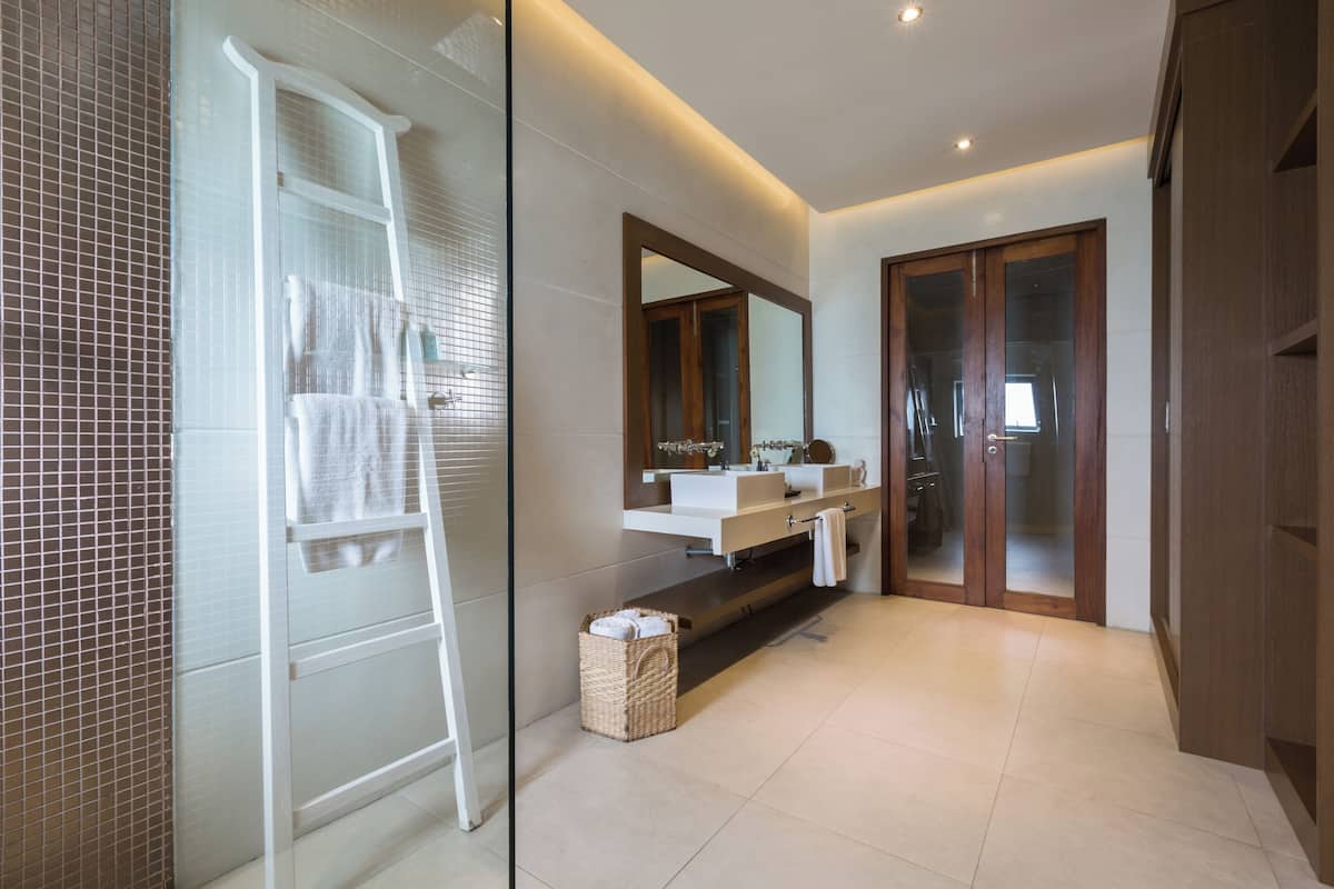 Villa de lujo, 3 habitaciones | Baño | Artículos de higiene personal gratuitos, secador de pelo y albornoces