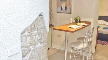 City Studio | Private kitchenette | Fridge, stovetop, coffee/tea maker, electric kettle