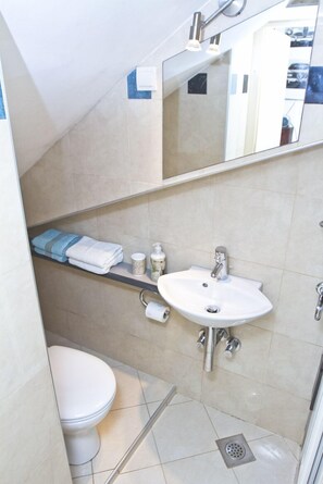 City Studio | Bathroom | Shower, free toiletries, hair dryer, towels - Apartment Toma (Sibenik)