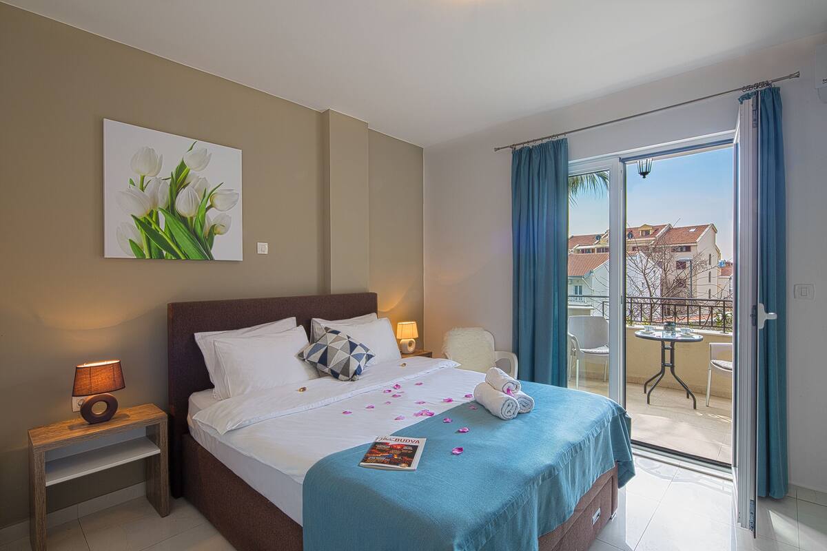 Deluxe Double Room | Desk, iron/ironing board (on request), WiFi (free)
