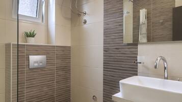 Kamar Twin Klasik | Kamar mandi | Shower, perlengkapan mandi gratis, pengering rambut, dan handuk