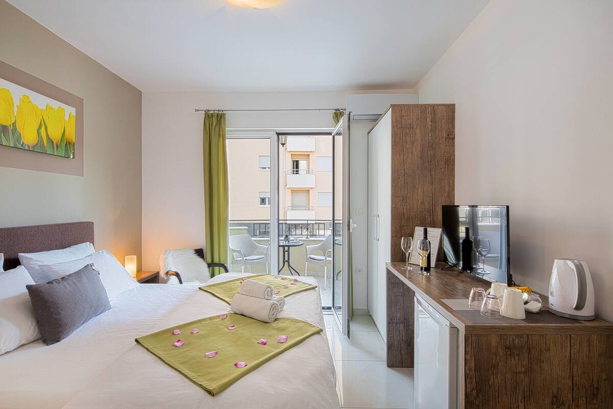 Classic Double Room | Desk, iron/ironing board (on request), WiFi (free)