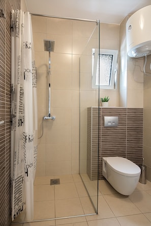 Classic Twin Room | Bathroom | Shower, free toiletries, hair dryer, towels - Guesthouse Le Marc (Budva)