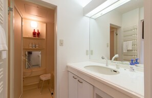 Chalet, 4 Bedrooms | Bathroom | Separate tub and shower, deep soaking tub, free toiletries, hair dryer