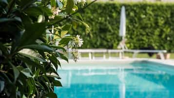 Piscina all'aperto, con ingresso dalle 09:30 alle 19:30, lettini