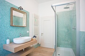 Suihku, sadesuihkupää, ilmaiset hygieniatuotteet, hiustenkuivaaja