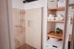 City Apartment, Sea View | Bathroom | Shower, hair dryer, towels, soap