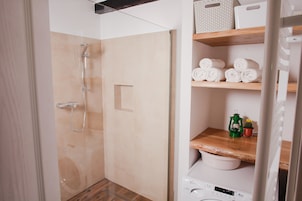 Apartamento City, vistas al mar | Baño | Ducha, secador de pelo, toallas y jabón