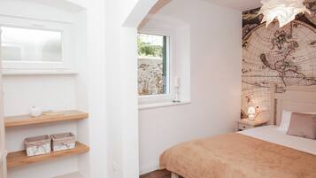 City Apartment, Sea View | 1 bedroom, desk, iron/ironing board, free cribs/infant beds