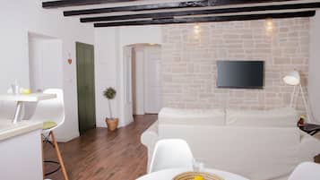 City Apartment, Sea View | In-room dining