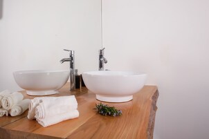 City Apartment, Sea View | Bathroom | Shower, hair dryer, towels, soap