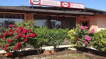 Vista frontal de la propiedad