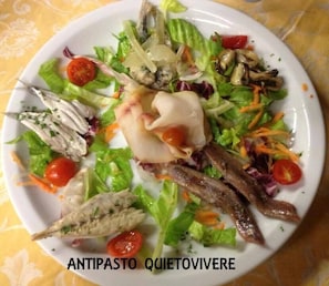 Un plato de Antipasto Quietovivere con diversos mariscos y verduras.