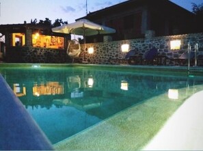 Seasonal outdoor pool, pool umbrellas, sun loungers - Palaiologou Panorama Apartments (Lesvos)