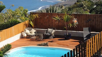 Udendørs pool, åben fra kl. 09.00 til kl. 20.00, liggestole